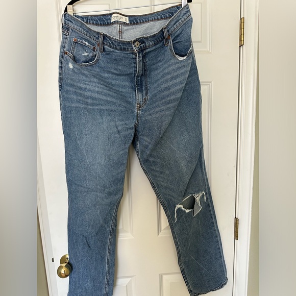 Abercrombie & Fitch Denim - Abercrombie & Fitch- The 90s Slim Straight
Ultra High Rise- Size 16/33